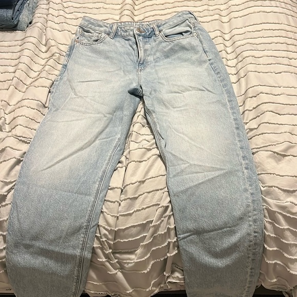 American Eagle Outfitters Denim - size 6 light wash women's american eagle mom jeans selling for $25🛍️